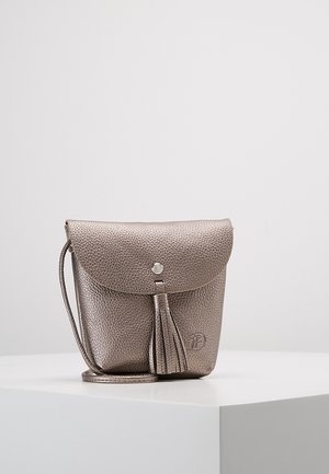 Kleine Umhängetasche aus metallisch strukturiertem Material mit Klappe, Quasten-Detail und geprägt Logo auf der Vorderseite, präsentiert auf einer weißen Oberfläche.