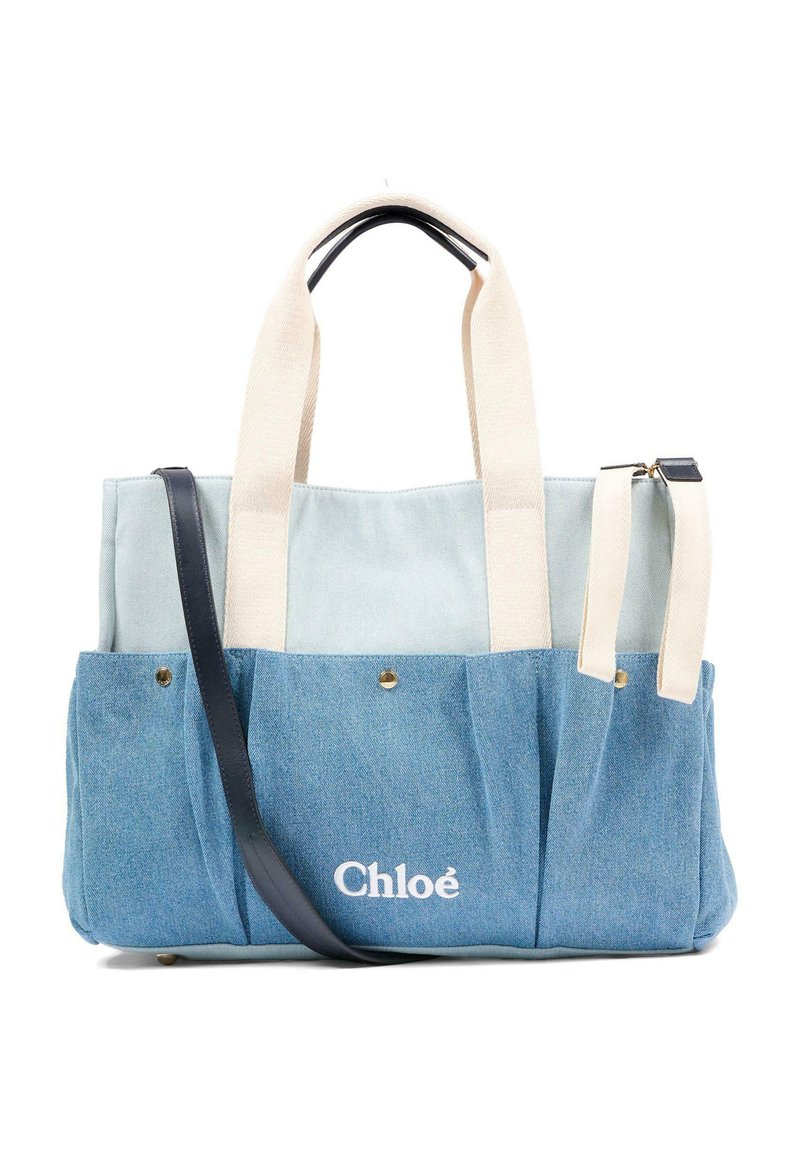 Lichtblauwe denim draagtas met beige handvatten, zwarte schouderriem en wit "Chloé" logo op het voorvak.