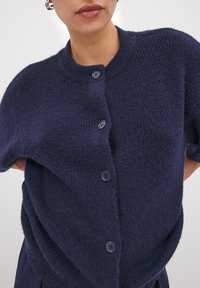 NA-KD SHORT SLEEVE - Kardigán - navy