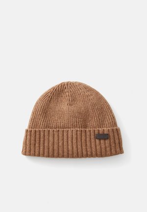 Barna bordás kötött sapka hajtott peremmel és kis téglalap alakú Barbour címkével, fehér háttéren.