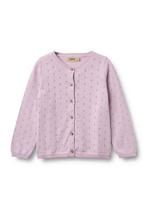 Cárdigan de punto lila con pequeño patrón de ojales, cuello redondo, mangas largas y cierre frontal con cinco botones.