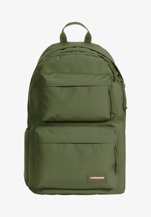 Olivgrüner Rucksack aus strapazierfähigem Gewebe, mit zwei vorderen Reißverschlusstaschen, verstellbaren Trägern und einem oberen Griff zum Tragen.