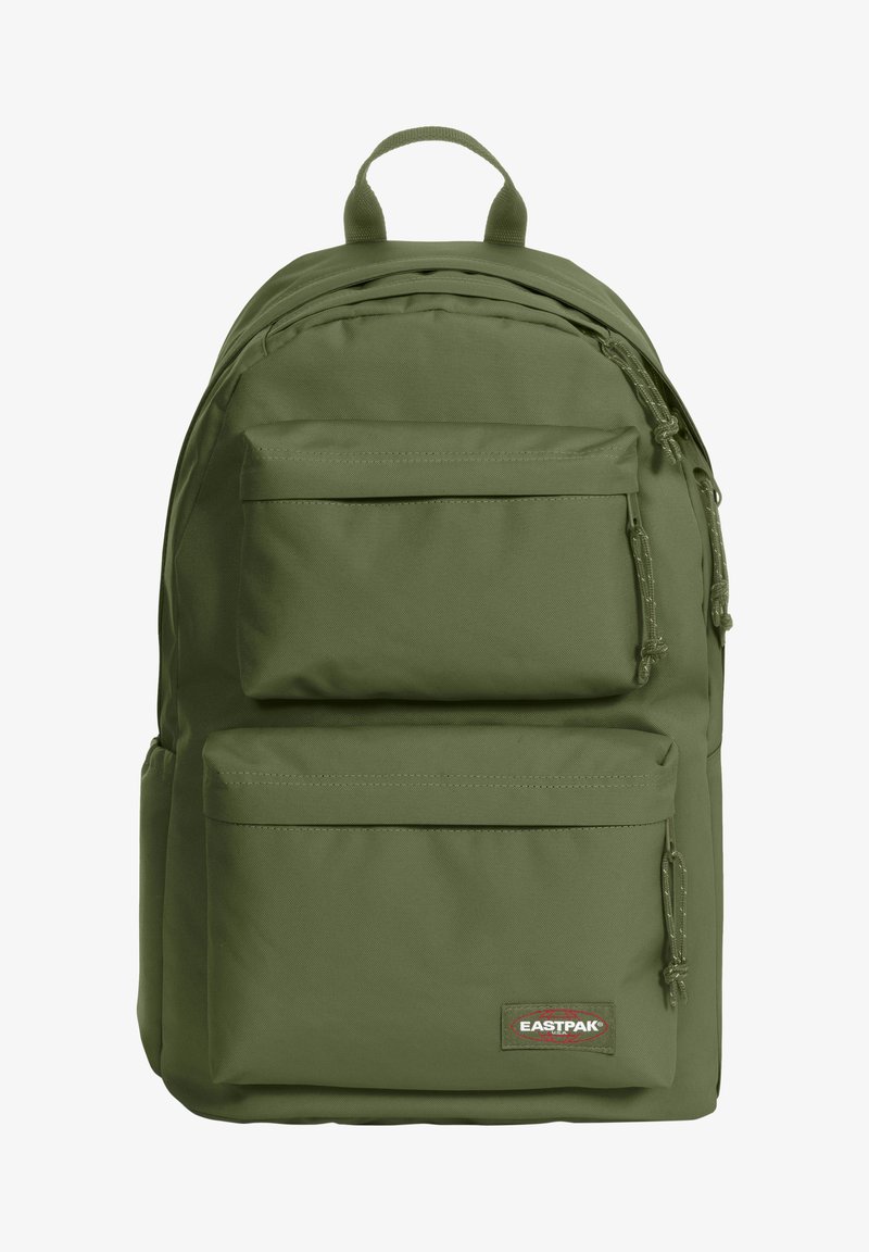 Oliivivihreä reppu, joka on valmistettu kestävästä kankaasta. Siinä on kaksi etuosaansa vetoketjullista taskua, säädettävät hihnat ja kantokahva.