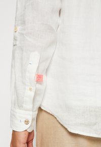 Scotch & Soda SHIRT WITH SLEEVE ROLL-UP - Camisa - white