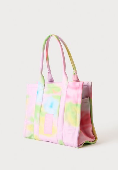 Sac tote tie-dye pastel avec des nuances de rose, vert, bleu et jaune, équipé de doubles anses et d'une poche latérale.