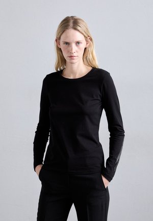 Zwarte lange mouw top met een ronde halslijn en een getailleerd ontwerp. Bevat versieringen langs de mouwen en heeft een soepele, zachte textuur.