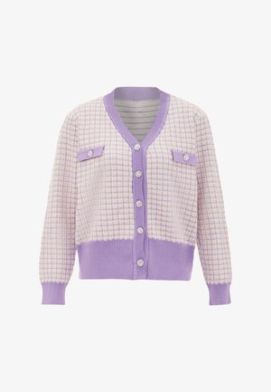 Cárdigan lila con un patrón de punto texturizado, cuenta con un escote en V, botones de perla y dos bolsillos frontales, contrastando con una parte inferior lisa.