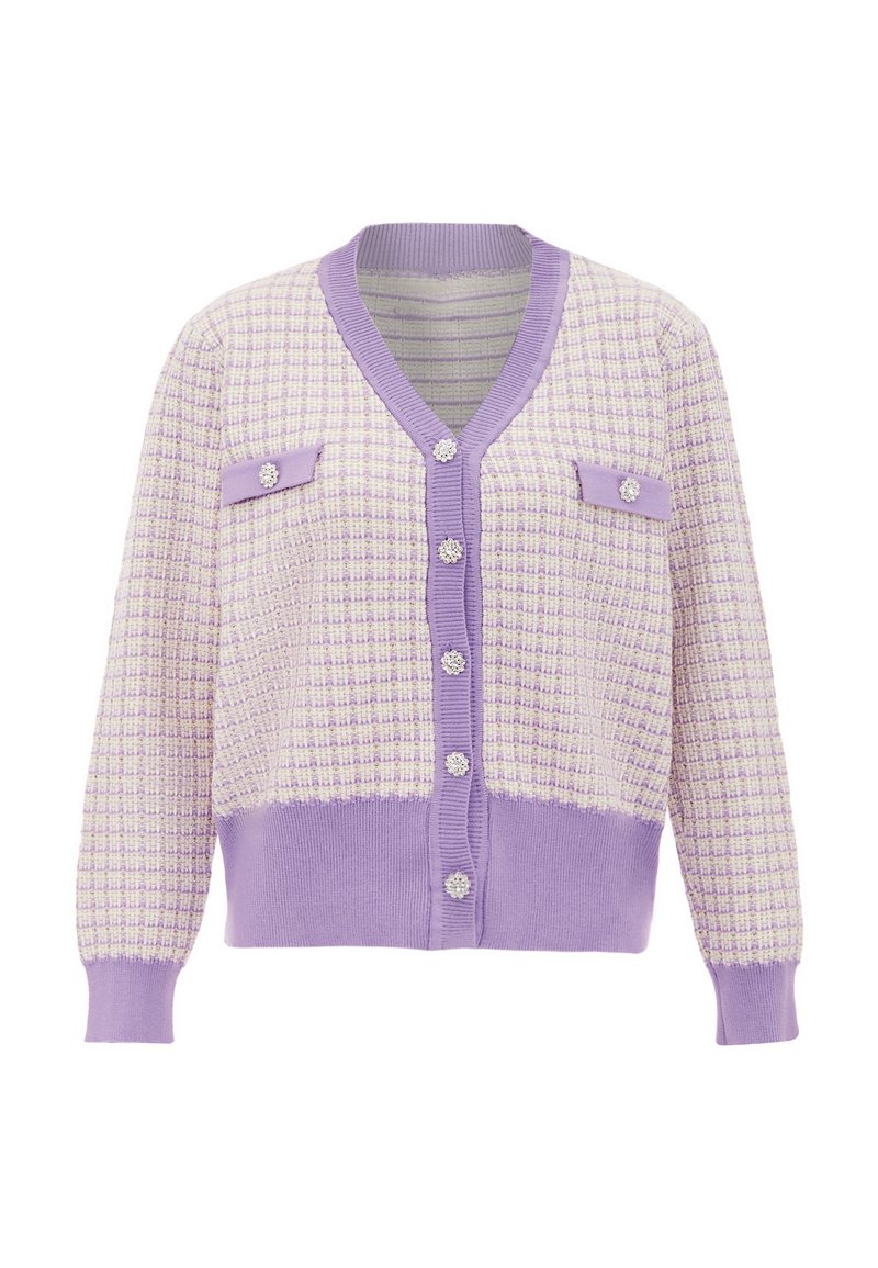 Cardigan lilla con un motivo a maglia testurizzato, dotato di scollo a V, bottoni perle e due tasche frontali, in contrasto con una parte inferiore uniforme.