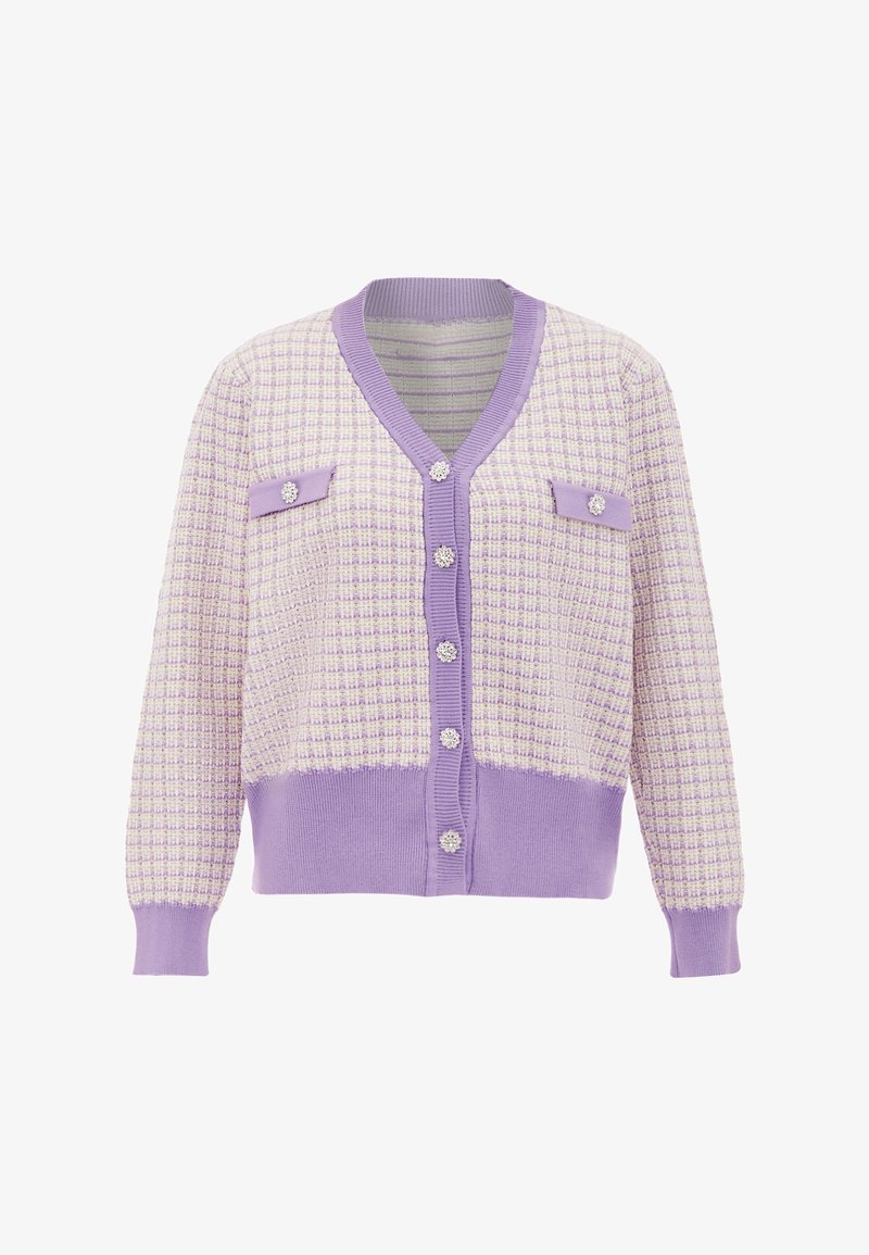 Cardigan lilla con un motivo a maglia testurizzato, dotato di scollo a V, bottoni perle e due tasche frontali, in contrasto con una parte inferiore uniforme.