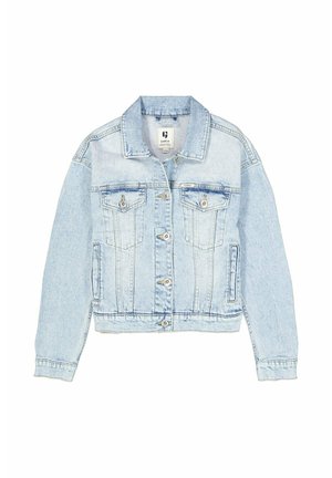Veste en denim bleu clair avec fermeture à boutons, deux poches poitrine à rabat boutonné et poches sur les coutures latérales, posée à plat sur fond blanc.