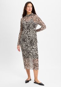 Durchsichtiges, langärmeliges Kleid mit hohem Kragen. Verfügt über ein braun- und cremefarbenes abstraktes Muster, eine taillierte Taille und einen Saum bis zur Mitte der Waden.