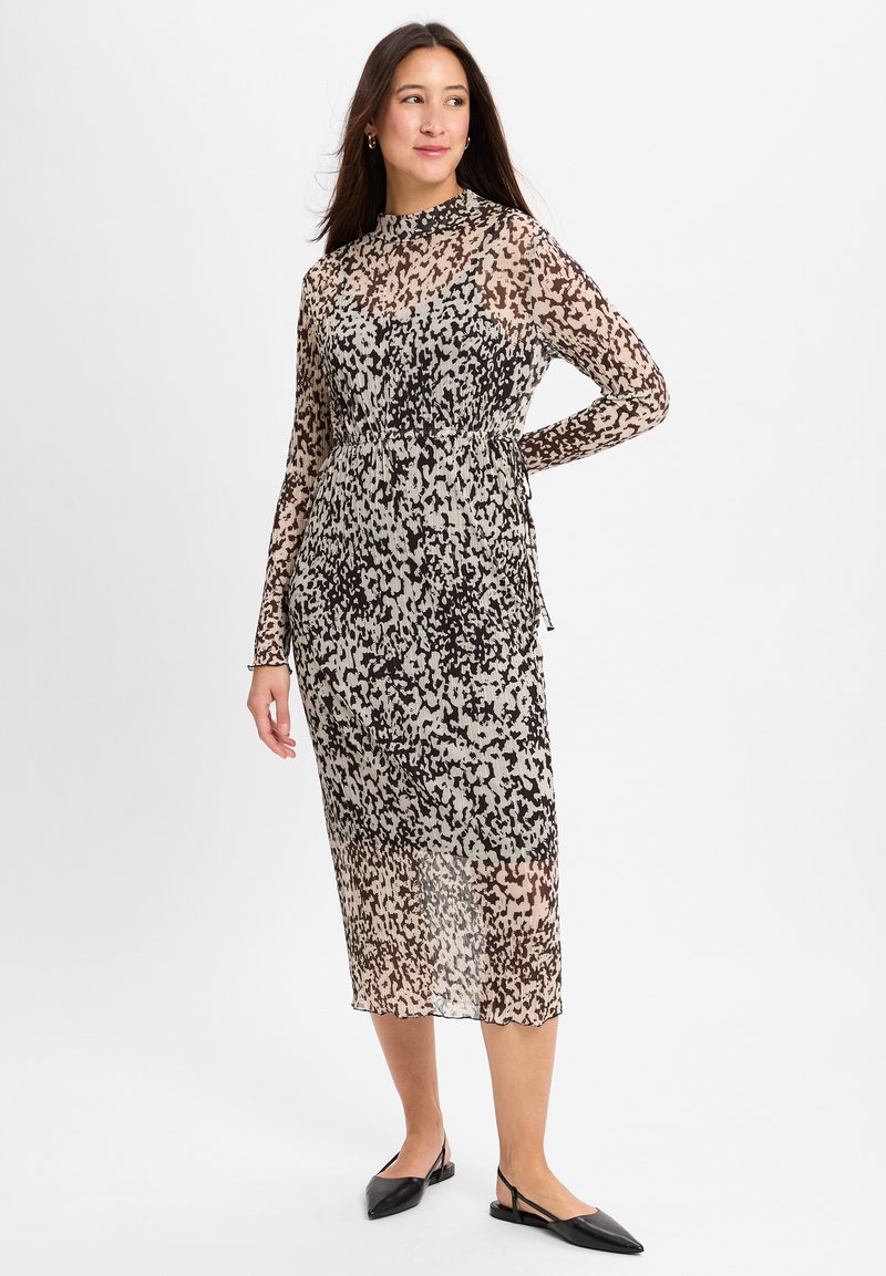 Durchsichtiges, langärmeliges Kleid mit hohem Kragen. Verfügt über ein braun- und cremefarbenes abstraktes Muster, eine taillierte Taille und einen Saum bis zur Mitte der Waden.