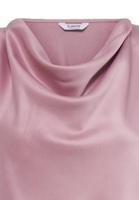 Miękka różowa satynowa bluzka bez rękawów z opadającym dekoltem typu komin i metką marki „b.young The Collection” wewnątrz kołnierzyka.