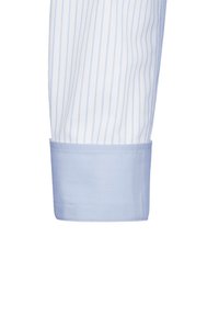 Poignet de chemise bleu clair avec un motif de rayures verticales blanches et bleu clair, présentant une texture lisse et un ourlet structuré.