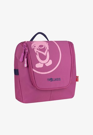 Lila Trollkids Kinder-Rucksack mit Vorderklappe, Cartoon-Troll-Logo, doppelten Reißverschlussgriffen und norwegischem Flaggenanhänger an der Seite.