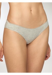 Mutande in cotone grigio in stile bikini con una vita stretta, superficie liscia e copertura minima, caratterizzate da linee pulite e senza hardware visibile.