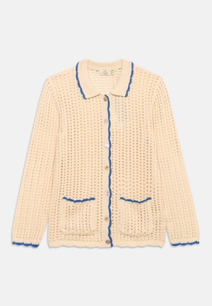 Cardigan bej cu tricotaj deschis, mâneci lungi, margine albastră ondulată pe guler, fenta cu nasturi, manșete și două buzunare frontale.