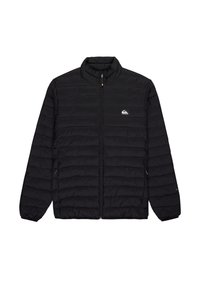 Chaqueta negra acolchada con cierre frontal completo, cuello alto, puños elásticos, bolsillos laterales con cremallera y un pequeño logotipo rectangular en el lado izquierdo del pecho.