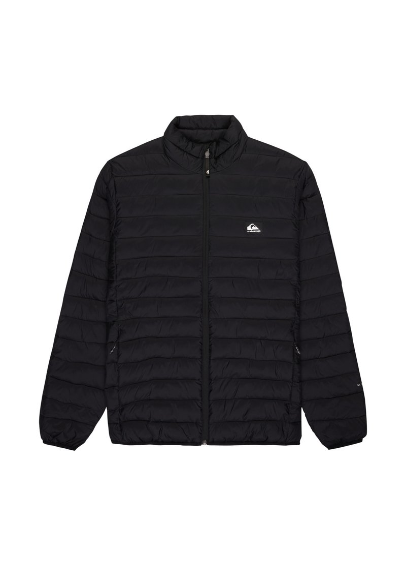 Chaqueta negra acolchada con cierre frontal completo, cuello alto, puños elásticos, bolsillos laterales con cremallera y un pequeño logotipo rectangular en el lado izquierdo del pecho.