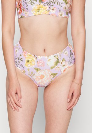 Conjunto de bikini floral com base lavanda, decorado com flores em rosa e amarelo. O top tem um design cropped e as calças são de cintura alta.