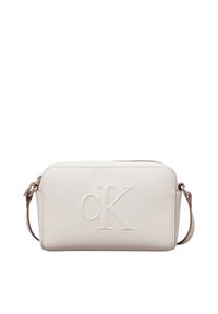 Calvin Klein Creme Kunstleder Umhängetasche mit geprägtem Logo, rechteckiger Form, Reißverschluss, verstellbarem Tragegurt und genähten Details.