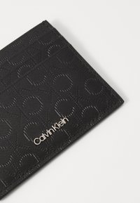Calvin Klein MUST CARDHOLDER - Piniginė - mono black