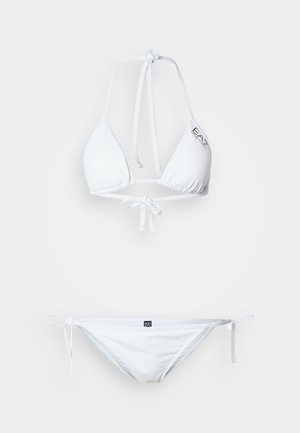 Σετ λευκό μπικίνι με τριγωνικό τοπ που δένει και αντίστοιχο κάτω μέρος με κορδόνια στις πλευρές. Λείο, ελαστικό ύφασμα με λεπτομέρεια λογότυπου.