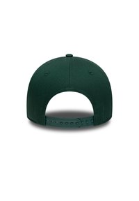 Casquette en tissu vert avec une texture lisse, dotée d'une visière courbée, d'une sangle en plastique réglable à l'arrière et d'œillets de ventilation.