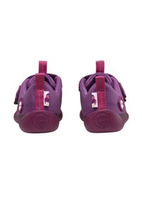 Paarse kinderschoenen met een stoffen bovenwerk, klittenbandsluiting en rubberen zolen. Kenmerken zijn lussen voor gemakkelijk aan- en uittrekken en speelse di-printaccenten.