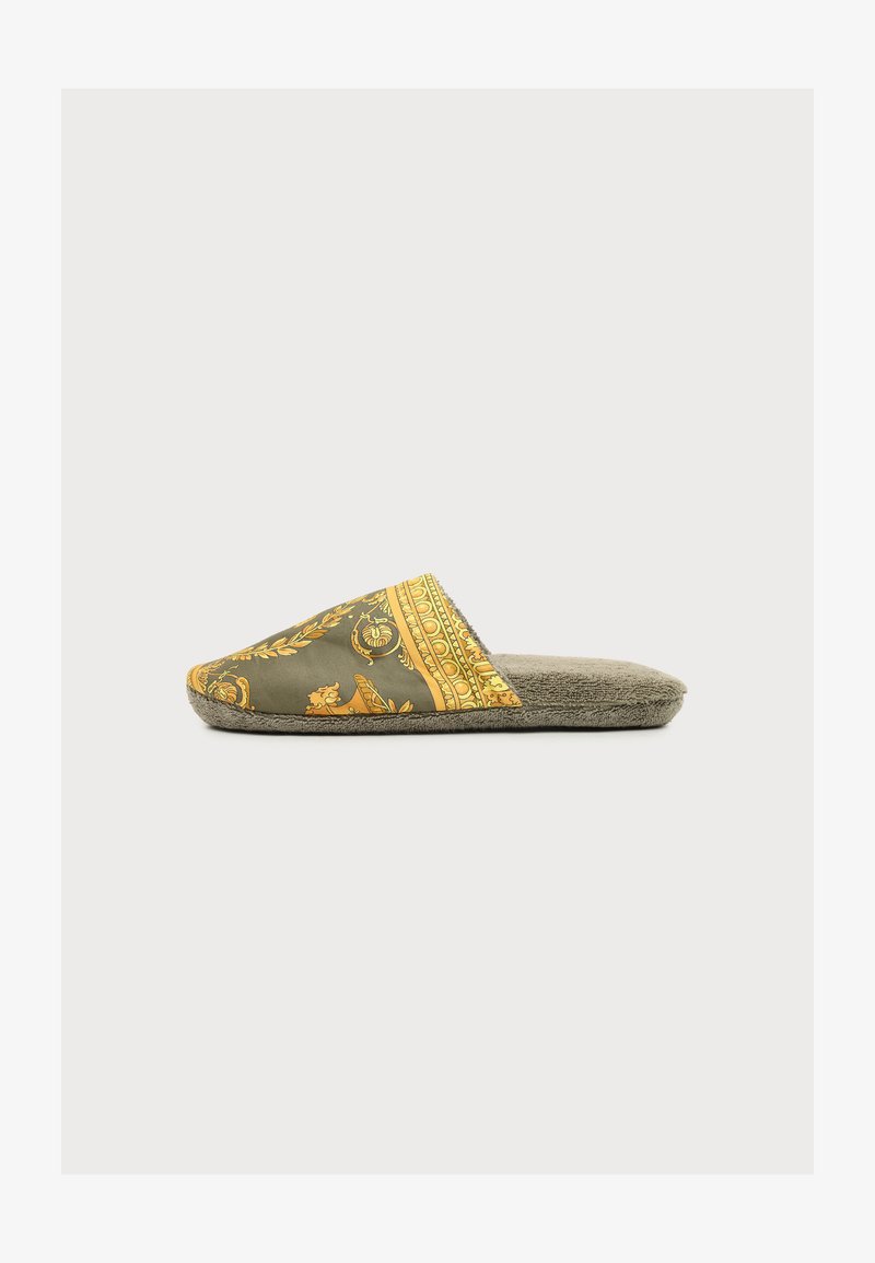 Παντόφλες εσωτερικού χώρου τύπου slip-on με γκρι βελούδινη σόλα και πράσινο επάνω μέρος διακοσμημένο με χρυσά διακοσμητικά μοτίβα και σχέδια.