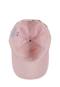 Ružičasta pamučna kapa s zakrivljenim rubom; unutrašnjost s uzorkom i ventilacijskim rupama; uključuje oznaku blizu otvora.