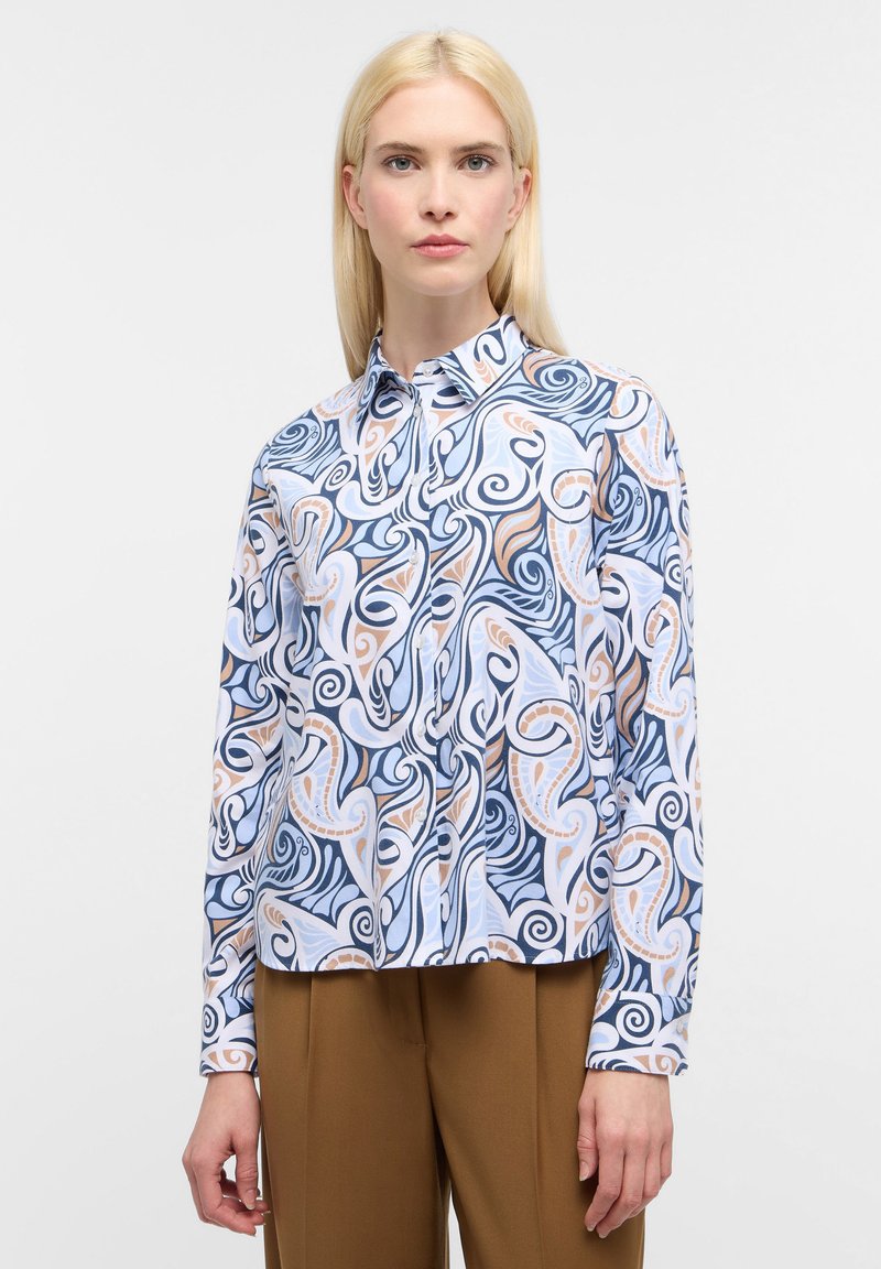 Camicia a maniche lunghe con bottoni, caratterizzata da un motivo vorticoso blu, bianco e pesco su un tessuto leggero, con colletto classico e vestibilità rilassata.