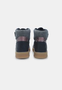 Czarno-szare buty typu high-top z teksturowanym dzianinowym kołnierzem, gładkimi skórzanymi panelami bocznymi i żebrowaną gumową podeszwą.
