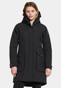 Schwarze wasserdichte Parka mit Kapuze, zwei Vordertaschen, Reißverschluss und verstellbaren Bündchen. Glatte Textur, mittellang bis zur Mitte der Oberschenkel.