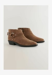 Vybráno, tan brown suede