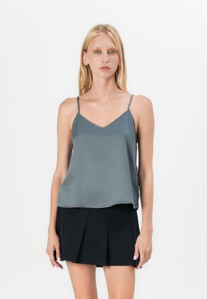 Grå satin cami med tynne justerbare stropper og V-hals, parret med et svart plissé mini skjørt. Glatt tekstur, uformell design.