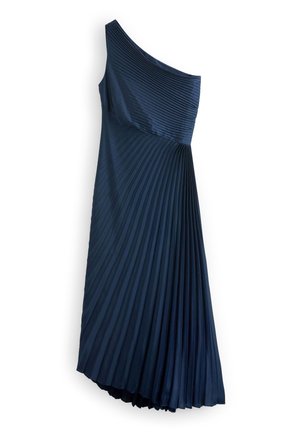 Robe midi plissée bleu marine à une épaule, ourlet asymétrique et motif de plis diagonaux sur le corsage et la jupe.
