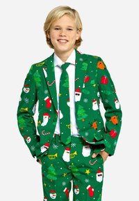 Grön kostym med ett festligt mönster som har julgranar, tomteansikten och presenter. Inkluderar en matchande slips och vit skjorta.