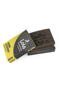 Cartera de cuero en marrón oscuro, con un diseño de motocicleta en relieve. Presentada en un embalaje negro y amarillo etiquetado como "Lois Genuine Accessories."