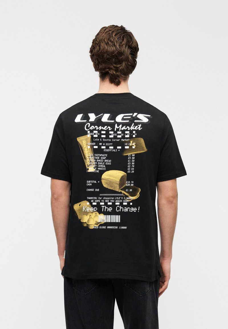 Μαύρο βαμβακερό T-shirt με μεγάλο γραφικό τύπωμα στην πλάτη, που μοιάζει με απόδειξη, με κίτρινα στοιχεία και κείμενο σε λευκό και χρυσό.