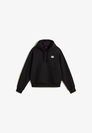 Sudadera con capucha negra de Vans con bolsillo tipo canguro, capucha con cordón ajustable, puños acanalados y pequeño logo blanco de Vans en el pecho izquierdo.