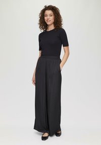 QS AUS MIT PASPELIERTEM AUSSCHNITT - T-shirt basic - schwarz
