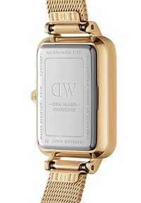 Montre en acier inoxydable rectangulaire avec finition dorée et bracelet en maille. L'arrière présente un logo gravé et des détails, y compris des informations sur la résistance à l'eau.