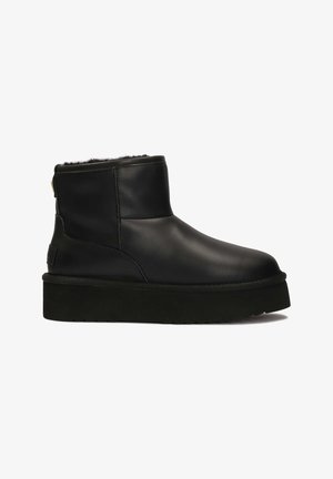Mustad nahast ankle'id, pehme karvasesega vooder, ümmargune varvas, paks must tall ja tagumine lukk, mis tagab mugava selga panemise. Ühtlane sile tekstuur.