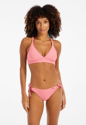 Roze bikini set met een textuur in een driehoekige bralette met verstelbare bandjes en bijpassende zijsplits-broekjes met een subtiel geometrisch patroon.