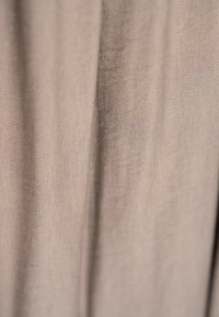 Weiches, leichtes Gewebe in einem gedämpften Taupeton, das eine glatte Textur mit subtilen Variationen und sanften Drapierungen aufweist.