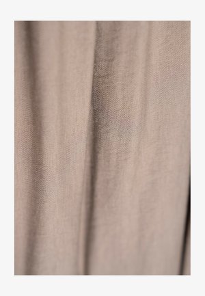 Miękki, lekki materiał w stonowanym odcieniu taupe, charakteryzujący się gładką teksturą z subtelnymi wariacjami i delikatnym układaniem.