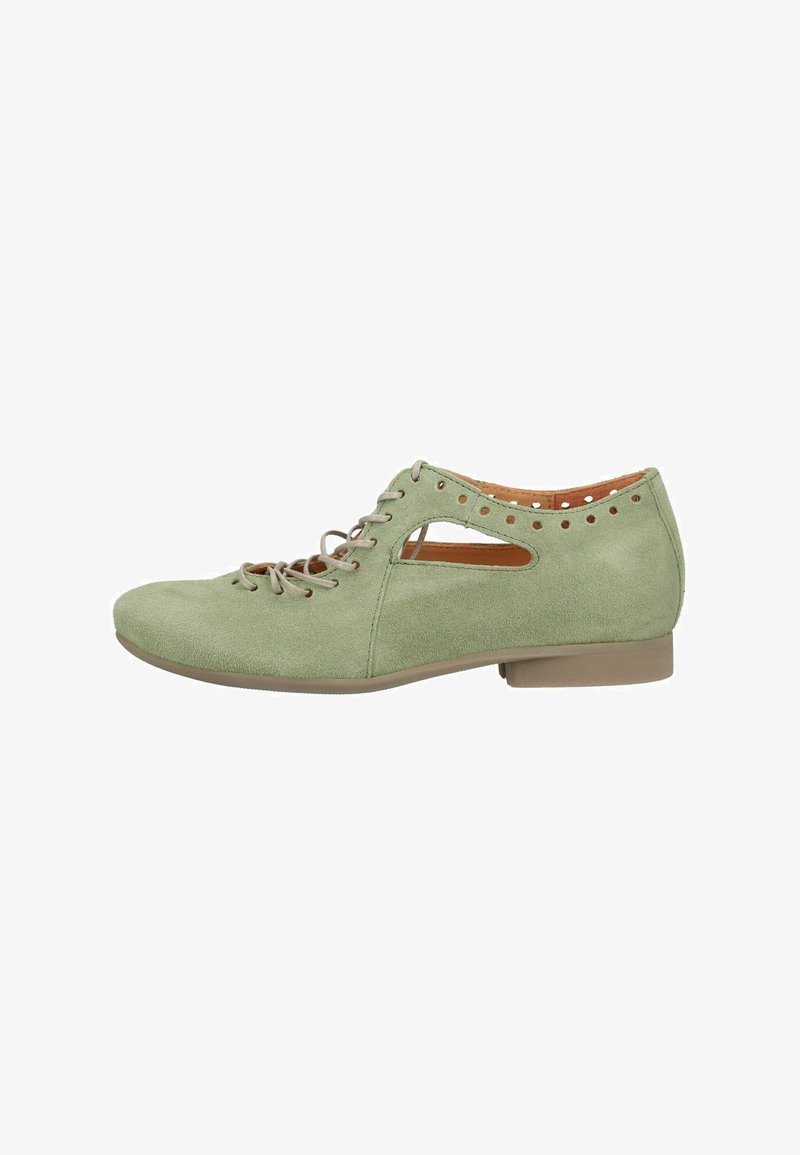 Chaussure plate en daim vert clair avec découpes latérales, lacets à l'avant et petit talon sur un fond blanc.