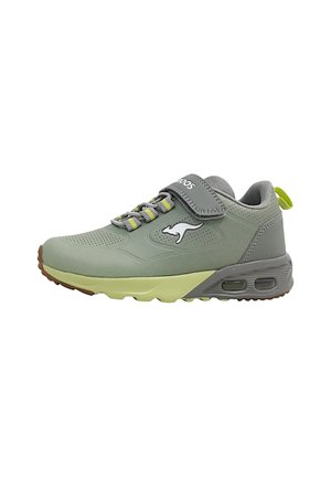 Grüne Sportschuhe mit strukturiertem Obermaterial, grauen Akzenten, elastischen Schnürsenkeln und einem Klettverschluss. Verfügt über eine gepolsterte Sohle und Luftpolster.