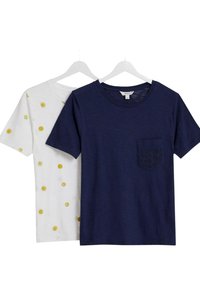 Dos camisetas de manga corta: una blanca con patrones de sol amarillos, y la otra azul marino con un bolsillo texturizado. Ambas están hechas de una tela suave.
